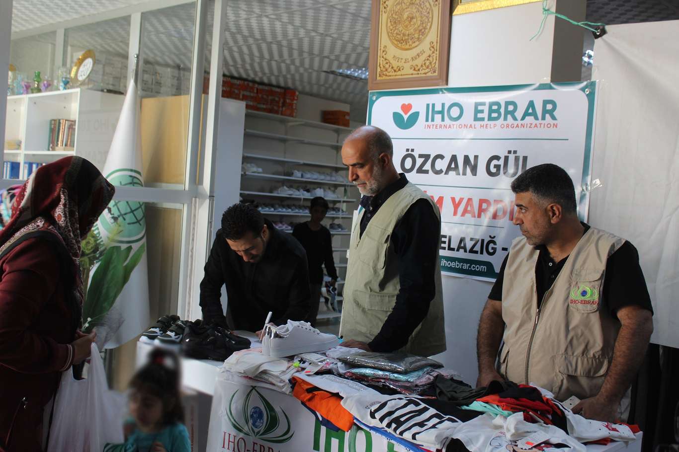 İHO EBRAR Elazığ'da yüzlerce aileye yardım çeki giyim ve gıda kolisi dağıttı